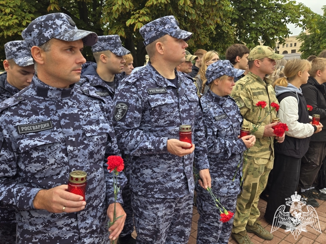 Сотрудники Росгвардии почтили память жертв террористических актов в Иваново