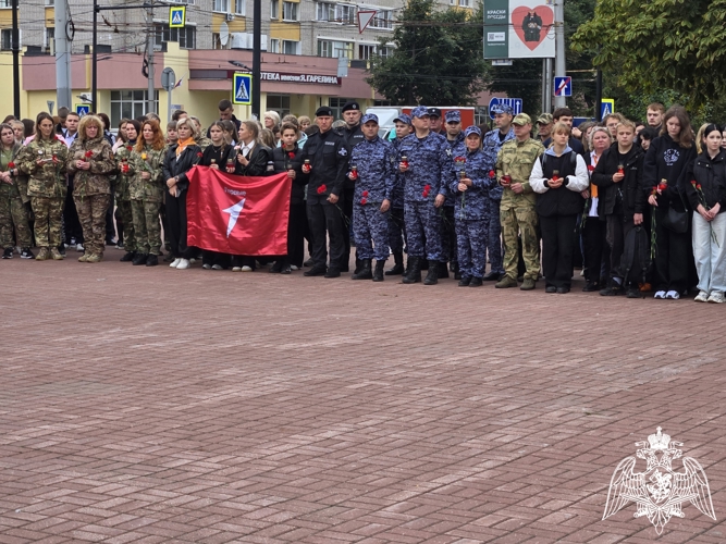 Сотрудники Росгвардии почтили память жертв террористических актов в Иваново