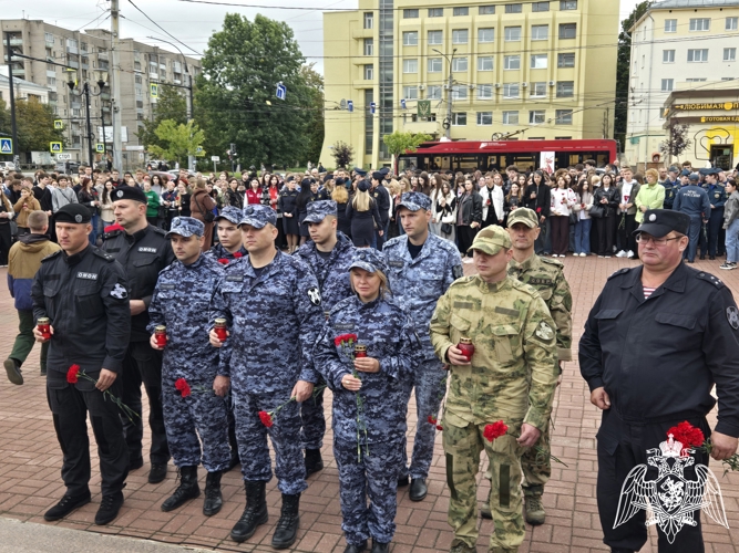 Сотрудники Росгвардии почтили память жертв террористических актов в Иваново
