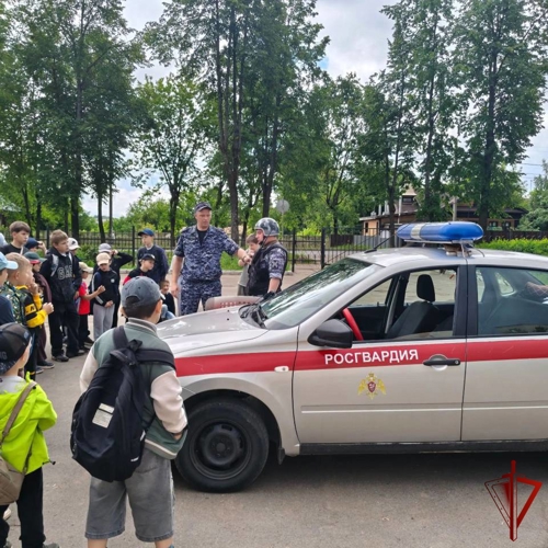Сотрудники вневедомственной охраны Росгвардии провели занятие в летнем лагере в Кинешме
